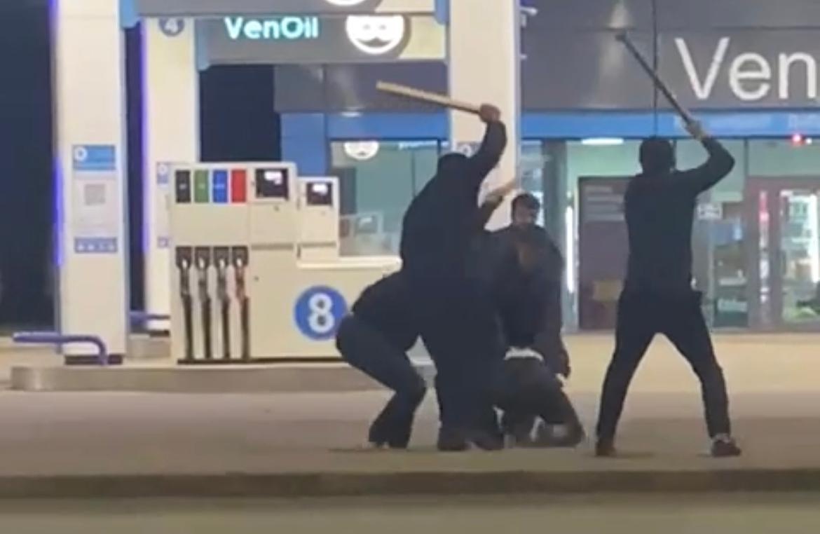 Массовую драку с дубинками сняли на видео в Уральске